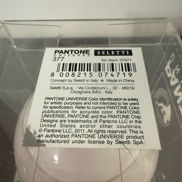 Glass Christmas Ball Pantone
Universe 18-2120 Ornament new in the box - Picture 5 of 7